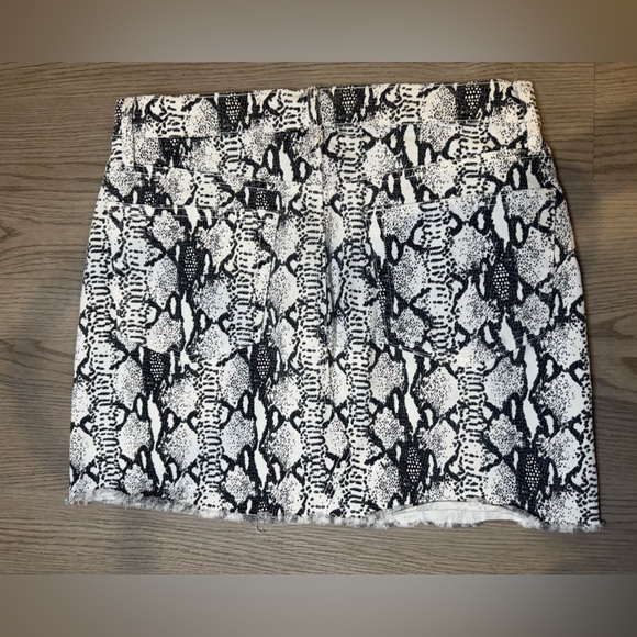 Frame Le Mini Skirt Denim Python Snake Animal Print Grey White Size 28 - Picture 5 of 10